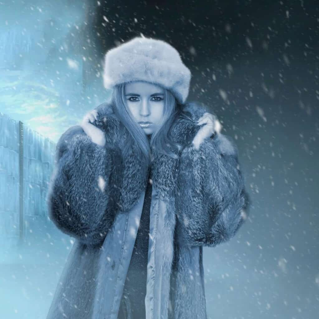 Bewerkte modelfoto van een meisje in de sneeuw